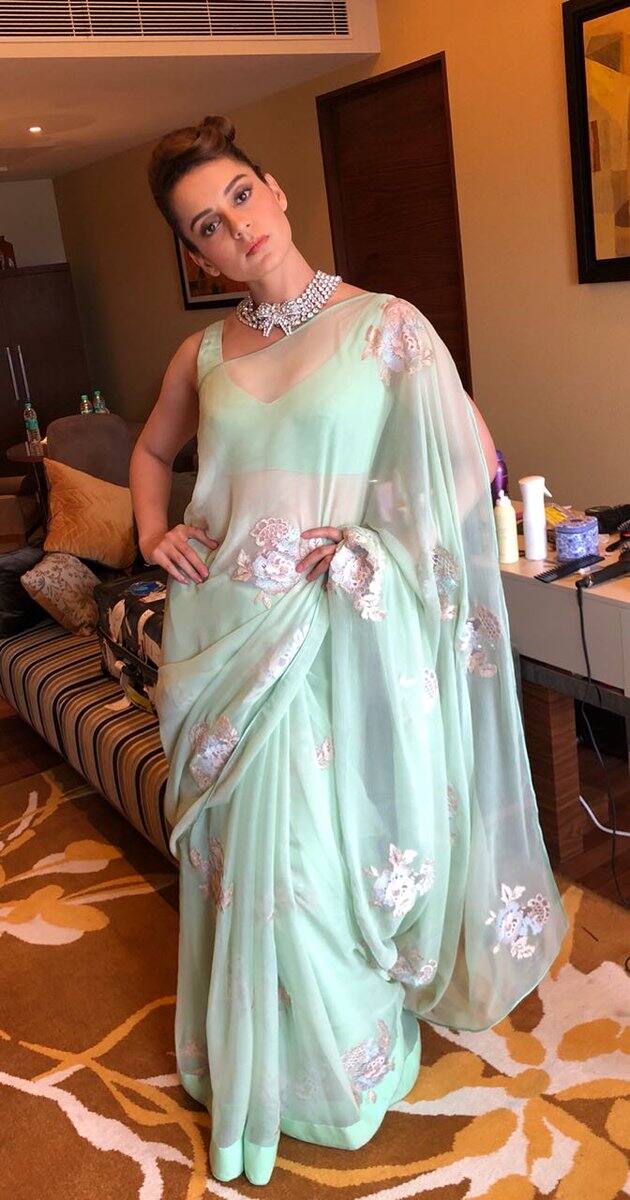 आपको बता दें कि पिछले साल कंगना की दो फिल्में आईं ‘सिमरन’ और ‘रंगून’ लेकिन बॉक्स ऑफिस पर दोनों में से कोई भी कुछ खास कमाल नहीं दिखा पाई थी. (तस्वीर: टीम कंगना रनौत, ट्वीटर)