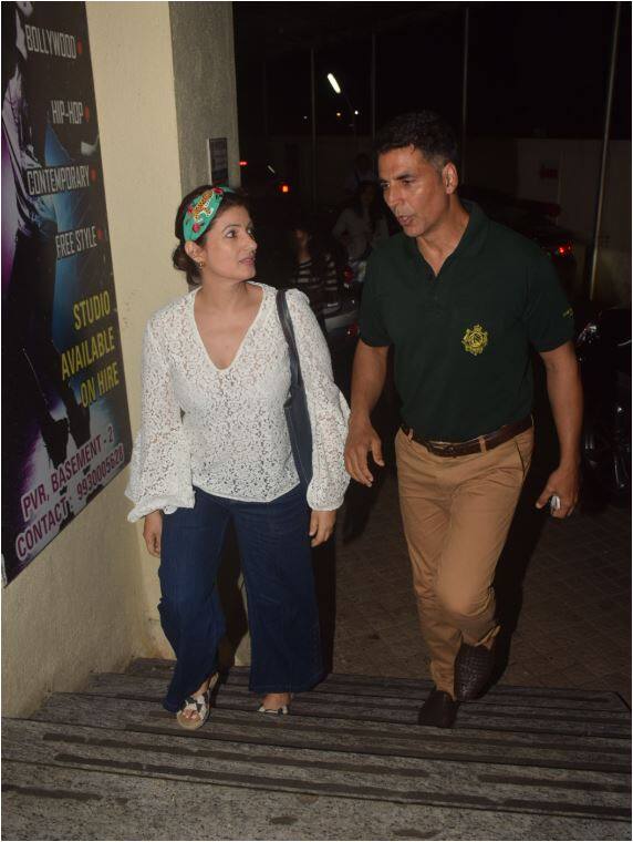 एक्ट्रेस ट्विंकल खन्ना 43 साल की हैं तो वहीं एक्टर अक्षय कुमार की उम्र 50 साल के हैं. शादी के 17 साल बाद भी दोनों का प्यार जवान है. यही वजह है कि दोनों एक्सर एक दूसरे के साथ रोमांटिक होते नजर आते हैं. फोटो-मानव मंगलानी