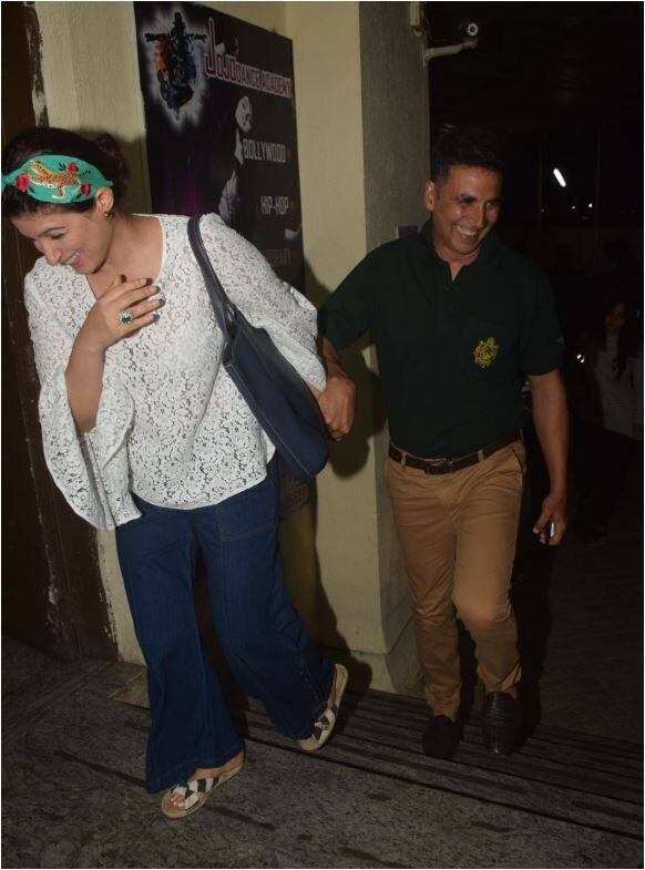 दोनों ने थोड़ी देर रूककर कैमरे पर पोज भी दिया और एक दूसरे से साथ हंसी मजाक करते हुए चले गए. फोटो-मानव मंगलानी