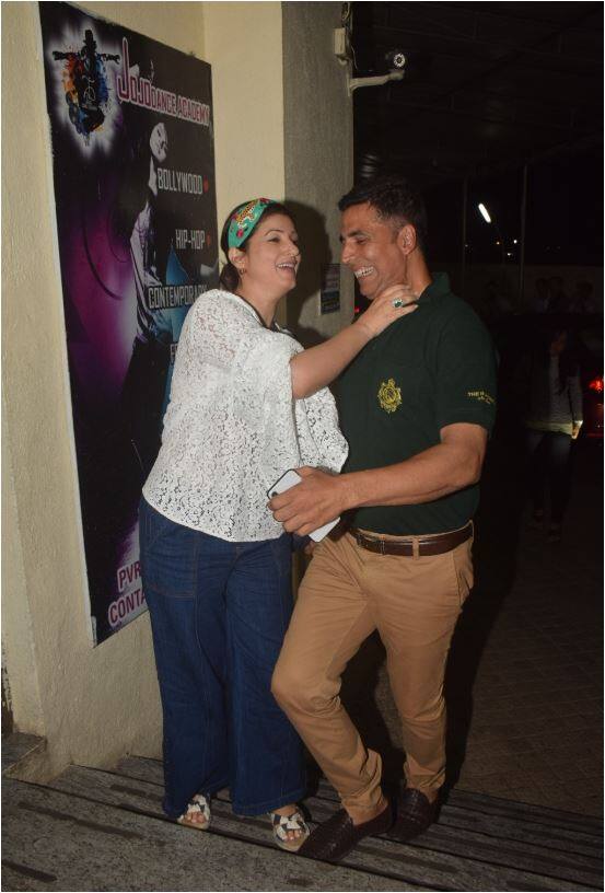 इस बीच आपको बताते चलें कि अक्षय और ट्विंकल के दो बच्चे भी हैं. हालांकि शादी के बाद ट्विंकल ने फिल्मों से दूरी बना ली और अब वो फैमिली लाइफ को एंजॉय कर रही हैं. फोटो-मानव मंगलानी