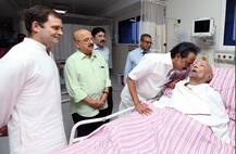 ICU में रिकवर हो रहे करुणानिधि से मिले राहुल, कहा- वो बहुत मज़बूत आदमी हैं
