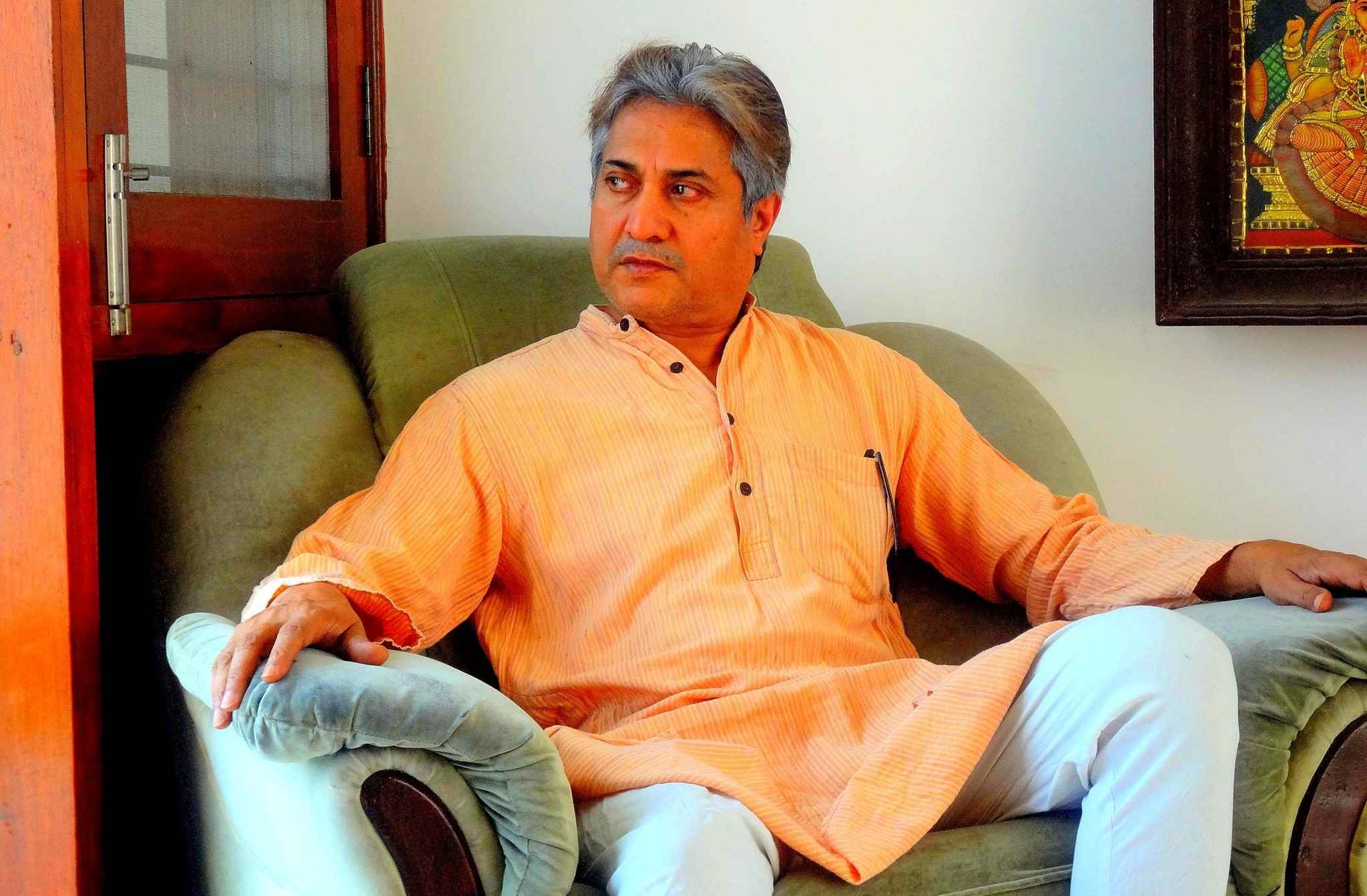 सीरियल 'श्री कृष्णा' में भगवान कृष्ण का किरदार निभाने वाले अभिनेता सर्वदमन डी बनर्जी ऋषिकेश में बच्चों को सिखाते हैं मेडिटेशन