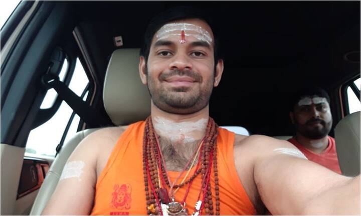 बताया जाता है कि  तेजप्रतापबेहद साधारण जीवन जीना पसंद करते हैं. यही वजह है कि वो कभी बांसुरी बजाते तो कभी रिक्शा चलाते नजर आ जाते हैं. फोटो-सोशल मीडिया