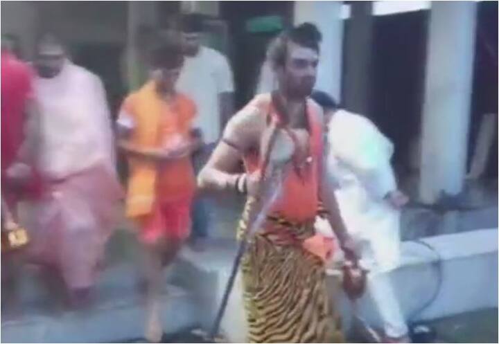 यह पहला ऐसा मौका नहीं है जब तेजप्रताप ने भगवान की भक्ति दिखाई है. इससे पहले भी वो बिहार से वृंदावन तक का सफर भगवान कृष्ण के दर्शन के लिए तय कर चुके हैं. फोटो-सोशल मीडिया