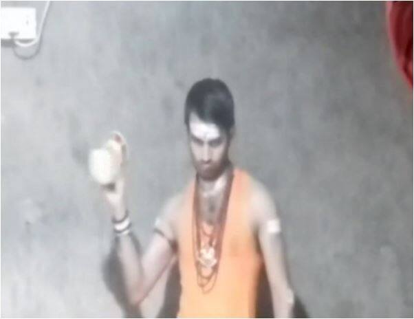 इस दौरान तेजप्रताप यादव मगवान शंकर के रूप में नजर आए. बता दें भगवान शिव की पूजा के बाद वो बाबा वैद्यनाथ धाम में भगवान शंकर के दर्शन के लिए चल दिए. फोटो-सोशल मीडिया