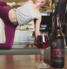 \'बीयर योग\' का ट्रेंड है जोरों पर, बीयर के साथ लोग कर रहे हैं योग, तस्वीरें खुद ही देख लीजिए