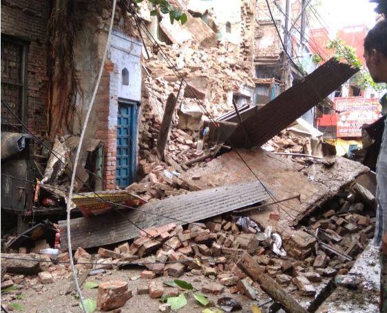 कानपुर: मुसलाधार बारिश में ताश के पत्तों की तरह गिरी तीन मंजिला इमारत Three story building collapsed in Kanpur कानपुर: मुसलाधार बारिश में ताश के पत्तों की तरह गिरी तीन मंजिला इमारत