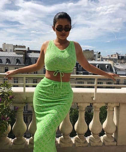 दरअसल, काइली ने अपनी बहन के साथ मिलकर कॉस्मेटिक रेंज लॉन्च की है जो कि खूब पॉपुलर हो रही है. फोटोः इंस्टाग्राम