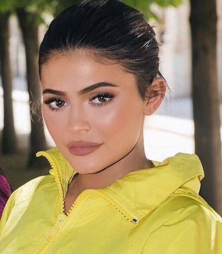 बताते चलें, काइली ने कुछ दिन पहले ही अपनी बेटी की सभी तस्वीरें इंस्टाग्राम से डिलीट कर दी थी और दोबारा बेटी की तस्वीरें पोस्ट ना करने की कसम   खाई है. फोटोः इंस्टाग्राम