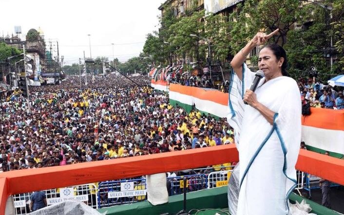 Mamata Banerjee Attacks PM Modi over NRC Assam says India needs a change in 2019 Lok Sabha Election PM मोदी पर बरसी ममता बनर्जी, कहा- दुनिया की बेहतरी के लिए 2019 में बड़ा बदलाव आना चाहिए