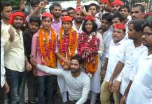 इलाहाबाद : जेल से रिहा हुईं अमित शाह के काफिले को काला झंडा दिखाने वाली छात्राएं, जमकर हुआ स्वागत