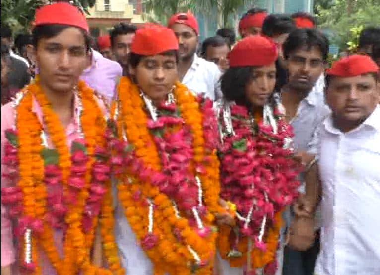 इलाहाबाद : जेल से रिहा हुईं अमित शाह के काफिले को काला झंडा दिखाने वाली छात्राएं, जमकर हुआ स्वागत