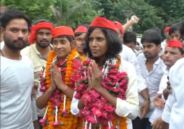 इलाहाबाद : जेल से रिहा हुईं अमित शाह के काफिले को काला झंडा दिखाने वाली छात्राएं, जमकर हुआ स्वागत