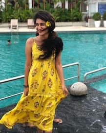 पूल किनारे पीले लिबास में नज़र आईं प्रिया प्रकाश, फैंस बोले- तुमसे प्यार हो गया