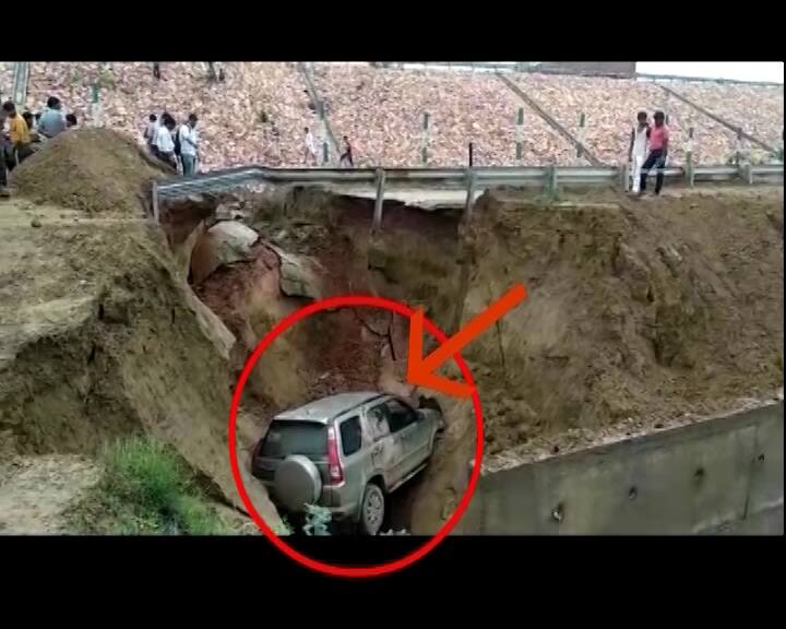 car fallen into 50 feet chasm in lucknow agra express way लखनऊ-आगरा एक्सप्रेसवे पर 50 फुट गहरी खाई में गिरी कार, सभी लोगों को सुरक्षित निकाला गया