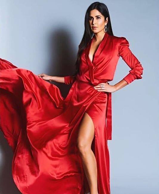 Katrina Kaif - बॉलीवुड की चिकनी चमेली उर्फ कैटरीना कैफ के पिता कश्मीरी और मां ब्रिटिश है. एक्ट्रेस का जन्म हांगकांग में हुआ था. जन्म के कुछ समय के बाद कैटरीना का परिवार लंदन शिफ्ट हो गया था. 