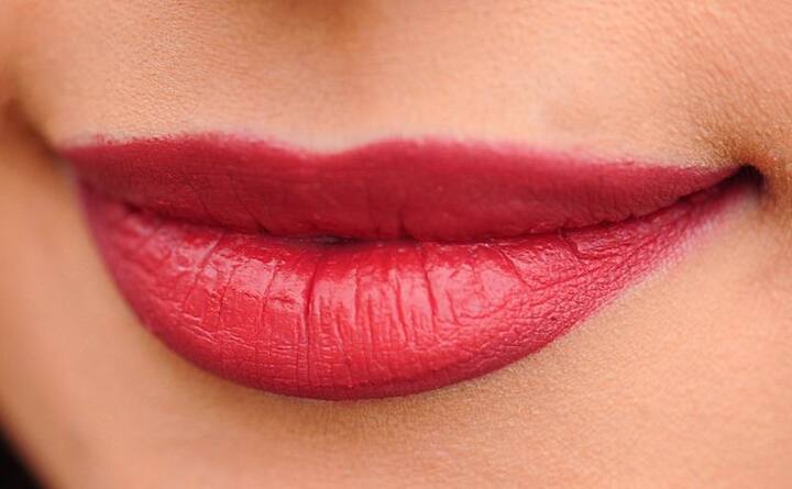 लिपस्टिक आपको लुक को परफेक्ट बनाने के साथ-साथ कंप्लीट बनाती है. आपको प्रोफेशनल मीटिंग में स्मार्ट लगना हो या फिर डेटिंग के लिए आकर्षक लगना है   ये आपको बेहतर बनाएगी. फोटोः गूगल फ्री इमेज