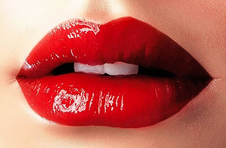 लिपस्टिक के बिना मेकअप अधूरा है. लिपस्टिक ना सिर्फ आपके पार्टी लुक को आकर्षक बनाता है बल्कि आपको प्रजेंटेबल भी बनाता है. लेकिन क्या आप जानते हैं   लिपस्टिक के स्किन पर बहुत फायदे हैं. फोटोः गूगल फ्री इमेज