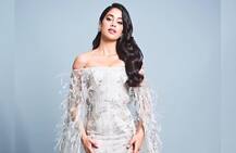 PICS: पहली बार अवॉर्ड फंक्शन में कुछ इस अंदाज में पहुंची जाह्नवी कपूर, जीता ये अवॉर्ड