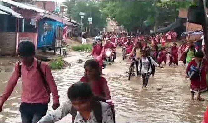 डिप्टी सीएम के जिले में घुटने भर पानी में चलकर स्कूल जाने को मजबूर हैं बच्चे Children are forced to go to school in knee-deep water in the deputy CM district Allahabad डिप्टी सीएम के जिले में घुटने भर पानी में चलकर स्कूल जाने को मजबूर हैं बच्चे