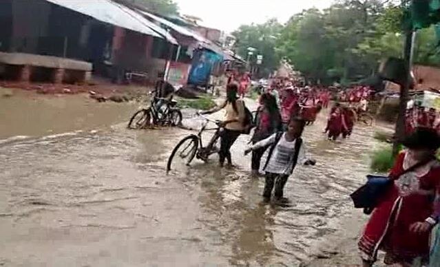 डिप्टी सीएम के जिले में घुटने भर पानी में चलकर स्कूल जाने को मजबूर हैं बच्चे