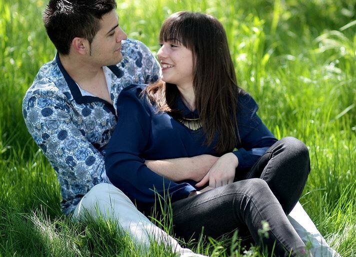 22 फीसदी ये जानना चाहते हैं कि उनके पार्टनर ने   थ्रीसम या बाइसेक्सुअल सेक्स किया है या नहीं. 18 फीसदी ऐसे भी लोग हैं जो पार्टनर की पास्ट हिस्ट्री में बिल्कु्ल भी दिलचस्पी नहीं रखते. फोटोः गूगल फ्री इमेज