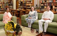 सोनिया-राहुल से मिलीं ममता, बोलीं- \'PM पद नहीं, मोदी को हटाना मेरा मकसद\'