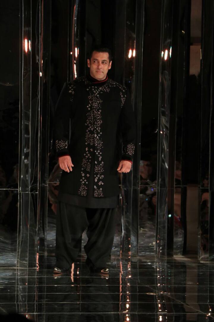 इसके बार सलमान खान भी रैम्प पर पहुंचे फिर तो फैंस तालियां और हूटिंग करते रुक नहीं रहे थे. (तस्वीर: मानव मंगलानी)
