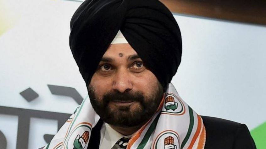 Sidhu accepts invitation to participate in Imran Khan's Oath ceremony इमरान खान के शपथ ग्रहण में जाएंगे सिद्धू, कहा- खिलाड़ी पर भरोसा किया जा सकता है