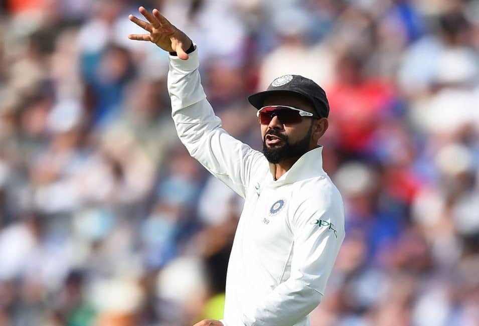 Virat Kohli responds to Joe Root with his own mic drop moment विराट कोहली ने जो रूट को उन्हीं के 'माइक डॉप' जश्न वाले अंदाज में दिया जवाब