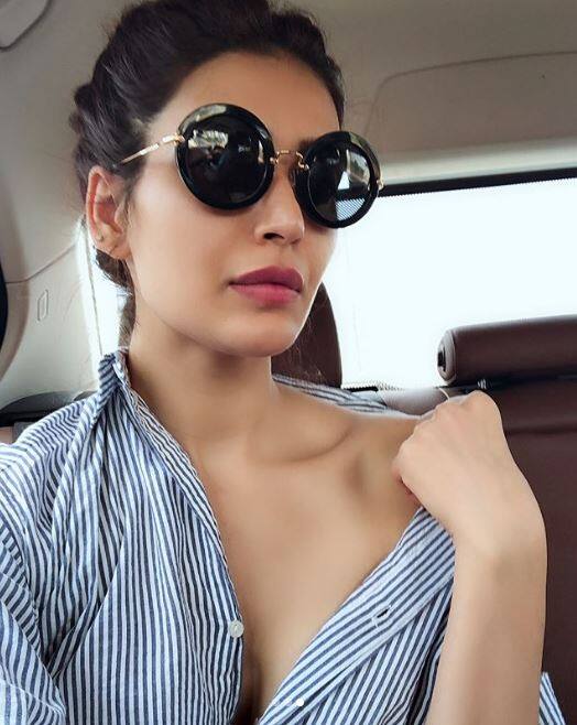 खास बात ये है कि अक्सर टीवी सीरियल में नजर आने वाली करिश्मा प्रोफेशनल  मॉडल भी हैं. फोटो-इंस्टाग्राम