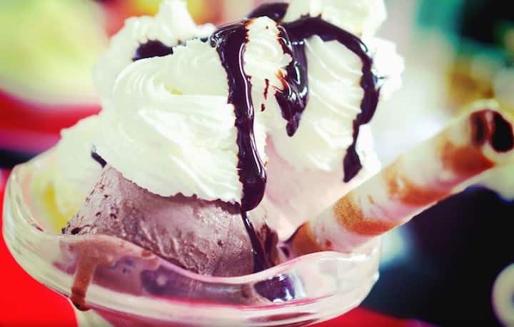 प्रोफेसर अमरीन सलाह देती हुई कहती हैं कि इसका सीधा विकल्प यही है कि आप कम मात्रा में फूड लें और उसे तुरंत खत्म करने की कोशिश करें. फोटोः गूगल फ्री 

इमेज