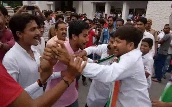 Congress-BJP workers clashing each other in Allahabad