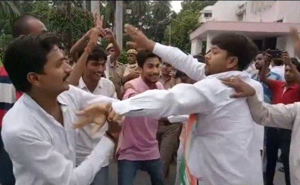 इलाहाबाद: योगी के कैबिनेट मंत्री के विरोध को लेकर आपस में भिड़े कांग्रेस-बीजेपी कार्यकर्ता