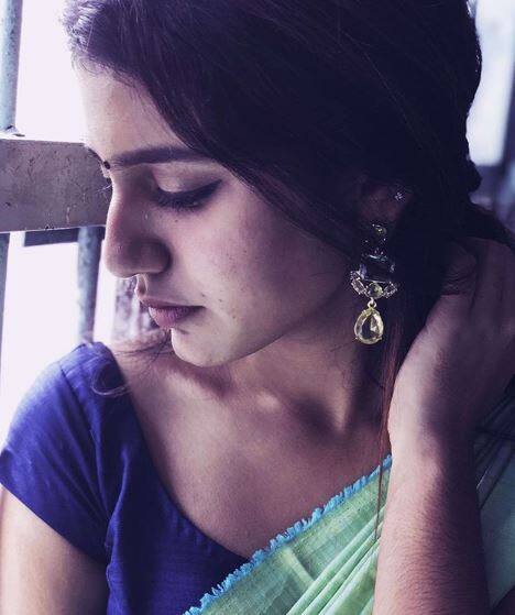 'Manikya Malaraya Poovi' गाने के एक सीन में आंख मारकर रातों- रात करोड़ों दिलों पर छा जाने वाली प्रिया प्रकाश एक बार फिर अपनी अदाओं से युवाओं को घायल कर रही हैं. फोटो- इंस्टाग्राम