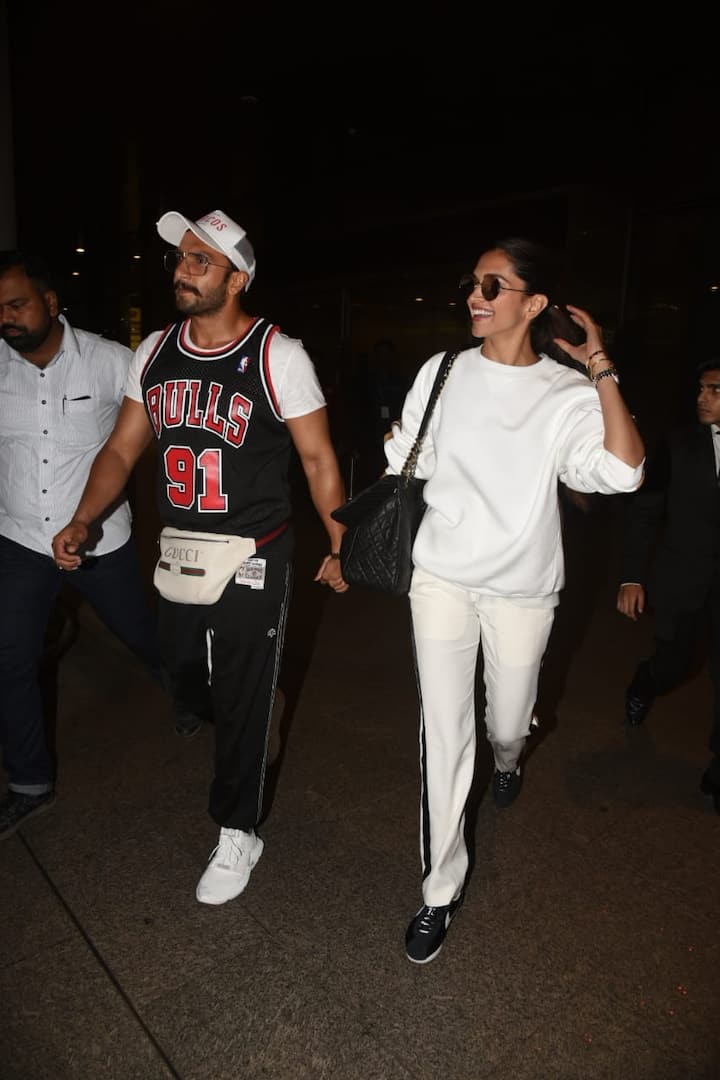 कुछ समय पहले दीपिका पादुकोण फैमिली के साथ शादी की शॉपिंग करती हुई भी दिखी थीं. (Photo: Manav Manglani)