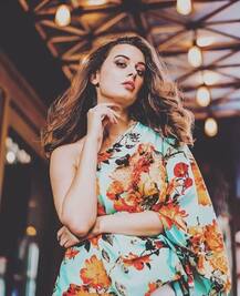 \'ब्लू है पानी- पानी\' गाने की एक्ट्रेस एवलिन शर्मा का नया अवतार, देखें तस्वीरें