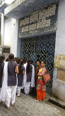 किताबों का बैग कंधे पर टांग नारी निकेतन से 20 बेटियां पहुंचीं कॉलेज