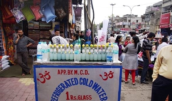 Delhi: You also drink water by buying from handcuffs then be careful दिल्ली: ठेले से खरीदकर आप भी पीते हैं पानी तो हो जाएं सावधान, रिपोर्ट में हुआ चौकाने वाला खुलासा