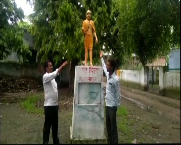 gandhi statue and congress office wall become saffron चर्चा में: गांधी प्रतिमा पर चढ़ाया भगवा रंग, कांग्रेस ऑफिस की दीवार भी हुई भगवा