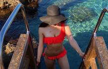 रेड बिकिनी में कैप से चेहरा छुपाती दिखीं ये एक्ट्रेस, हार्दिक पांड्या से थे अफेयर के चर्चे