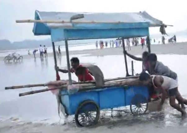 इलाहाबाद: बढ़ रहा है गंगा-यमुना का जलस्तर, जहां चार पहिया वाहन फर्राटा भरते थे, वहां चल रही हैं नावें Water level of Ganga-Yamuna rising rapidly in Allahabad इलाहाबाद: बढ़ रहा है गंगा-यमुना का जलस्तर, जहां चार पहिया वाहन फर्राटा भरते थे, वहां चल रही हैं नावें