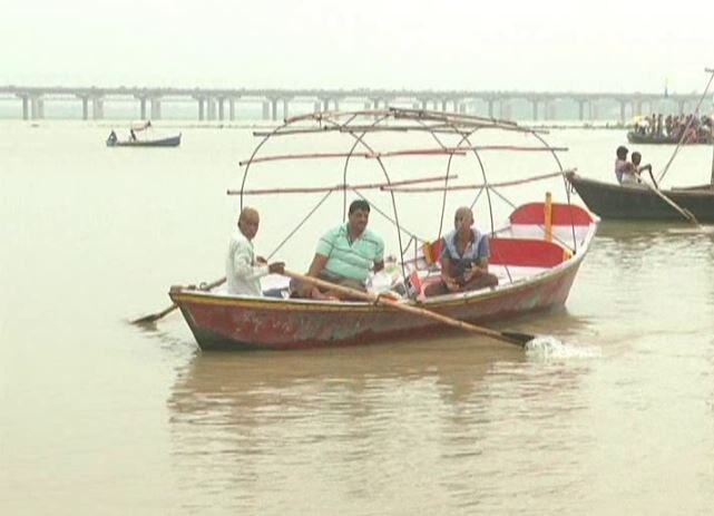 इलाहाबाद: बढ़ रहा है गंगा-यमुना का जलस्तर, जहां चार पहिया वाहन फर्राटा भरते थे, वहां चल रही हैं नावें