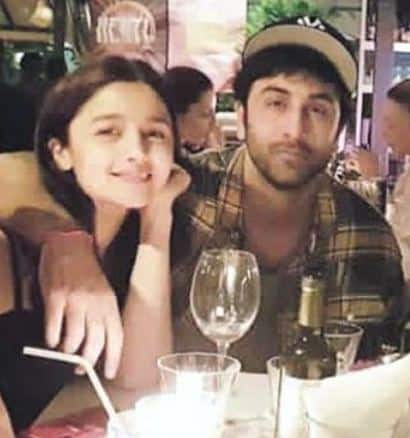 हाल ही में इन दोनों की सोशल मीडिया पर कुछ तस्वी‍रें वायरल हो रही हैं जिसमें रणबीर कपूर ने आलिया भट्ट के कंधे पर पूरे हक से हाथ रखा हुआ. फोटोः   इंस्टाग्राम