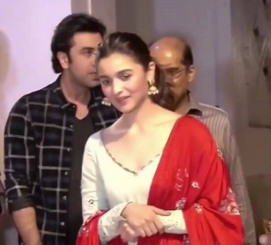   अब देखना ये होगा कि ये दोनों सचमुच अगर एक-दूसरे को डेट कर रहे हैं तो ये अपने रिलेशन को लेकर कितने गंभीर हैं. कई बार दोनों को आधी रात को एक-दूसरे   के घर से निकलते हुए भी देखा गया है. फोटोः इंस्टाग्राम