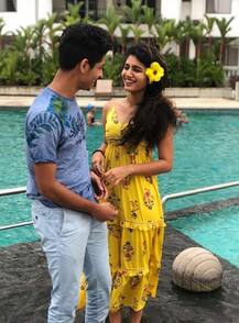 नई तस्वीरें शेयर कर फैंस को फिर घायल कर रही हैं प्रिया प्रकाश