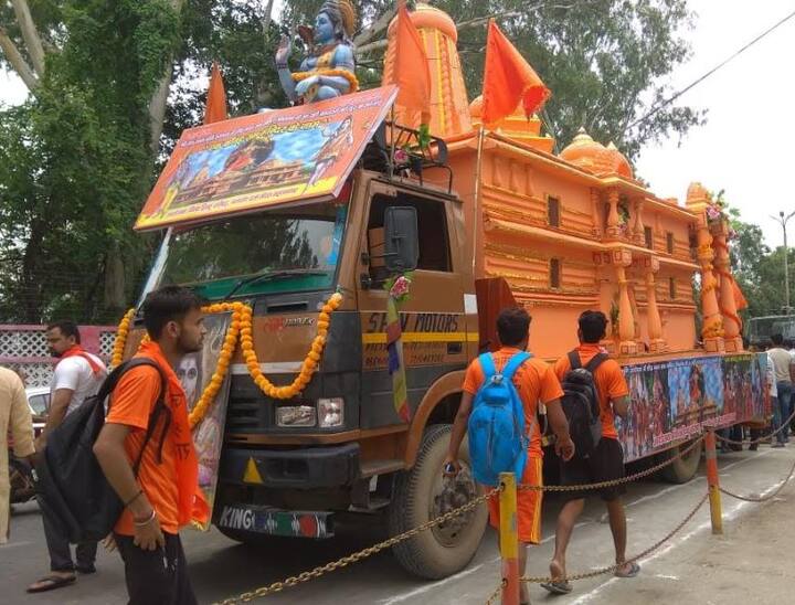 2019 के लोकसभा चुनाव से ठीक पहले विश्व हिंदू परिषद और बजरंग दल का कांवड़ यात्रा के कई मायने निकाले जा रहे हैं. मामले के सियासी होने से इंकार करते हुए बीएचपी नेता बलराज डूंगर कहते है कि राममंदिर सियासत का मुद्दा नहीं, देश के हिंदुओं की आस्था का प्रश्न है. 