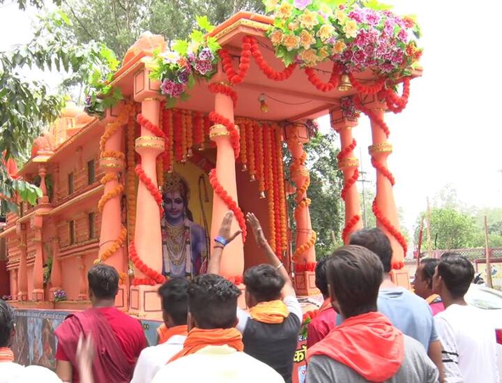 पश्चिमी उत्तर-प्रदेश की कांवड़ यात्रा में इस बार एक सियासी कांवड़ भी उतारी जा रही है. अयोध्या में रामजन्म भूमि पर प्रस्तावित श्रीराममंदिर के मॉडल वाली इस कांवड़ को विश्व हिंदू परिषद और बजरंग दल मेरठ से हरिद्वार गंगाजल भरने के लिए ले जाएंगे. अपनी यात्रा के दौरान यह कांवड़ वेस्ट यूपी के कई जिलों से होकर गुजरेगी. राम मंदिर जैसी दिखने वाली इस कांवड़ का मकसद अयोध्या में श्रीराम के भव्य मंदिर का निर्माण है.