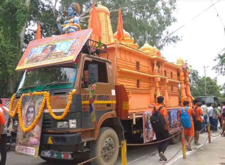 वेस्ट यूपी के मुजफ्फरनगर ने 2013 के साम्प्रदायिक दंगे देखे हैं. चुनावी माहौल में कांवड़ जैसी धार्मिक यात्रा के बहाने राममंदिर के मॉडल वाली कांवड़ को मुजफ्फरनगर से निकालने का प्लान है. मेरठ-हरिद्वार के बीच पड़ने वाले मुजफ्फरनगर शहर समेत कई कस्बों में बीएचपी-बजरंग दल ने राममंदिर कांवड़ के स्वागत के कार्यक्रम भी रखे हैं.