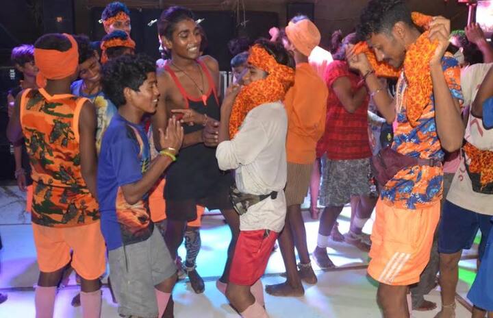 पिछली सरकारों द्वारा जहां एक तरफ कांवड़ यात्रा शुरू होने पर डीजे पर प्रतिबंध लगा दिया जाता था वहीं, इस बार प्रदेश में बीजेपी की योगी सरकार ने एलान कर कहा कि इस बार डीजे पर कोई रोक नहीं रहेगी.